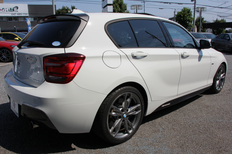 BMW 1シリーズ M135i 320馬力 直6ﾀｰﾎﾞｻﾝﾙｰﾌ Mﾊﾟﾌｫｰﾏﾝｽﾏﾌﾗｰ ｱﾀﾞﾌﾟﾃｨﾌﾞMｻｽ 専用ﾌﾞﾚｰｷ ｸﾙｺﾝ ﾊｰﾏﾝｶｰﾄﾞﾝ iﾄﾞﾗｲﾌﾞHDDﾅﾋﾞBｶﾒﾗ ﾐｭｰｼﾞｯｸｻｰﾊﾞｰ Bluetoothｵｰﾃﾞｨｵ ﾊﾟﾄﾞﾙｼﾌﾄ 専用ﾌﾞﾚｰｷ 専用18AW 8速AT 専用ｴｱﾛ ｽﾏｰﾄｷｰ 2年保証