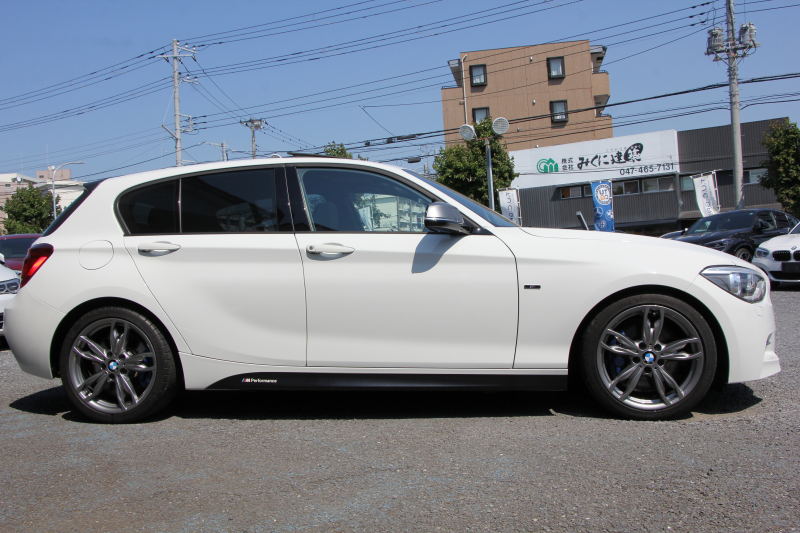 BMW 1シリーズ M135i 320馬力 直6ﾀｰﾎﾞｻﾝﾙｰﾌ Mﾊﾟﾌｫｰﾏﾝｽﾏﾌﾗｰ ｱﾀﾞﾌﾟﾃｨﾌﾞMｻｽ 専用ﾌﾞﾚｰｷ ｸﾙｺﾝ ﾊｰﾏﾝｶｰﾄﾞﾝ iﾄﾞﾗｲﾌﾞHDDﾅﾋﾞBｶﾒﾗ ﾐｭｰｼﾞｯｸｻｰﾊﾞｰ Bluetoothｵｰﾃﾞｨｵ ﾊﾟﾄﾞﾙｼﾌﾄ 専用ﾌﾞﾚｰｷ 専用18AW 8速AT 専用ｴｱﾛ ｽﾏｰﾄｷｰ 2年保証