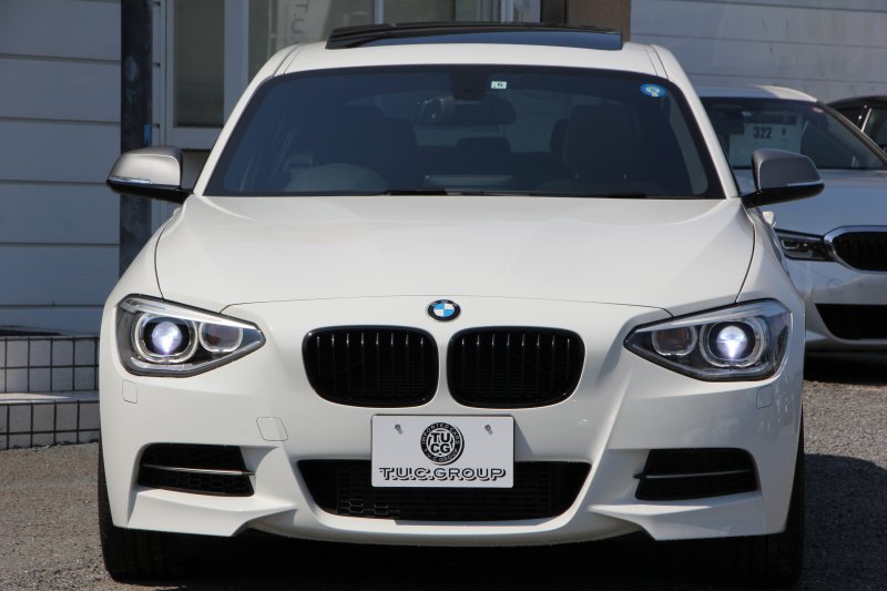 BMW 1シリーズ M135i 320馬力 直6ﾀｰﾎﾞｻﾝﾙｰﾌ Mﾊﾟﾌｫｰﾏﾝｽﾏﾌﾗｰ ｱﾀﾞﾌﾟﾃｨﾌﾞMｻｽ 専用ﾌﾞﾚｰｷ ｸﾙｺﾝ ﾊｰﾏﾝｶｰﾄﾞﾝ iﾄﾞﾗｲﾌﾞHDDﾅﾋﾞBｶﾒﾗ ﾐｭｰｼﾞｯｸｻｰﾊﾞｰ Bluetoothｵｰﾃﾞｨｵ ﾊﾟﾄﾞﾙｼﾌﾄ 専用ﾌﾞﾚｰｷ 専用18AW 8速AT 専用ｴｱﾛ ｽﾏｰﾄｷｰ 2年保証