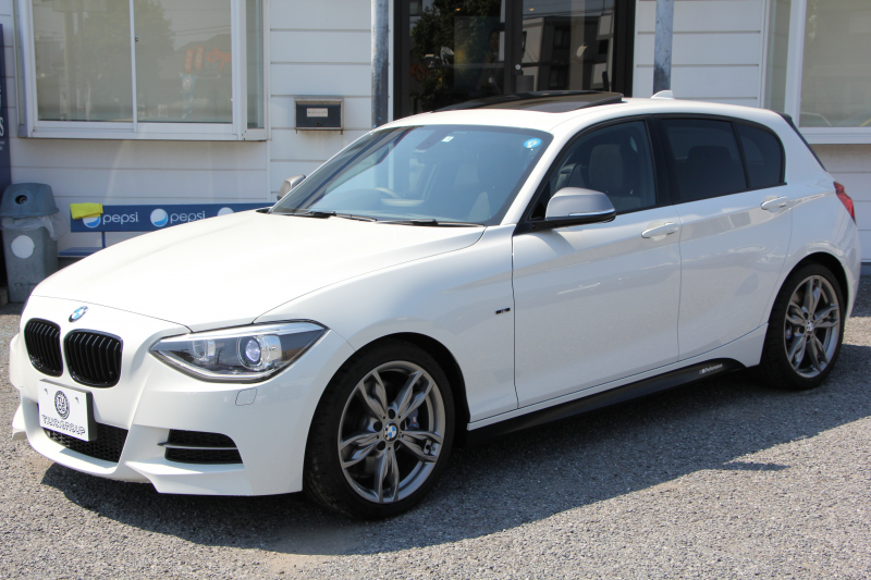BMW 1シリーズ M135i 320馬力 直6ﾀｰﾎﾞｻﾝﾙｰﾌ Mﾊﾟﾌｫｰﾏﾝｽﾏﾌﾗｰ ｱﾀﾞﾌﾟﾃｨﾌﾞMｻｽ 専用ﾌﾞﾚｰｷ ｸﾙｺﾝ ﾊｰﾏﾝｶｰﾄﾞﾝ iﾄﾞﾗｲﾌﾞHDDﾅﾋﾞBｶﾒﾗ ﾐｭｰｼﾞｯｸｻｰﾊﾞｰ Bluetoothｵｰﾃﾞｨｵ ﾊﾟﾄﾞﾙｼﾌﾄ 専用ﾌﾞﾚｰｷ 専用18AW 8速AT 専用ｴｱﾛ ｽﾏｰﾄｷｰ 2年保証