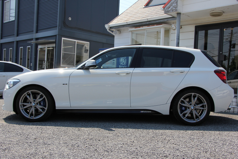 BMW 1シリーズ M135i 320馬力 直6ﾀｰﾎﾞｻﾝﾙｰﾌ Mﾊﾟﾌｫｰﾏﾝｽﾏﾌﾗｰ ｱﾀﾞﾌﾟﾃｨﾌﾞMｻｽ 専用ﾌﾞﾚｰｷ ｸﾙｺﾝ ﾊｰﾏﾝｶｰﾄﾞﾝ iﾄﾞﾗｲﾌﾞHDDﾅﾋﾞBｶﾒﾗ ﾐｭｰｼﾞｯｸｻｰﾊﾞｰ Bluetoothｵｰﾃﾞｨｵ ﾊﾟﾄﾞﾙｼﾌﾄ 専用ﾌﾞﾚｰｷ 専用18AW 8速AT 専用ｴｱﾛ ｽﾏｰﾄｷｰ 2年保証