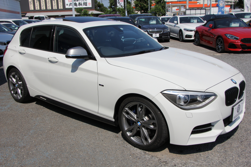 BMW 1シリーズ M135i 320馬力 直6ﾀｰﾎﾞｻﾝﾙｰﾌ Mﾊﾟﾌｫｰﾏﾝｽﾏﾌﾗｰ ｱﾀﾞﾌﾟﾃｨﾌﾞMｻｽ 専用ﾌﾞﾚｰｷ ｸﾙｺﾝ ﾊｰﾏﾝｶｰﾄﾞﾝ iﾄﾞﾗｲﾌﾞHDDﾅﾋﾞBｶﾒﾗ ﾐｭｰｼﾞｯｸｻｰﾊﾞｰ Bluetoothｵｰﾃﾞｨｵ ﾊﾟﾄﾞﾙｼﾌﾄ 専用ﾌﾞﾚｰｷ 専用18AW 8速AT 専用ｴｱﾛ ｽﾏｰﾄｷｰ 2年保証