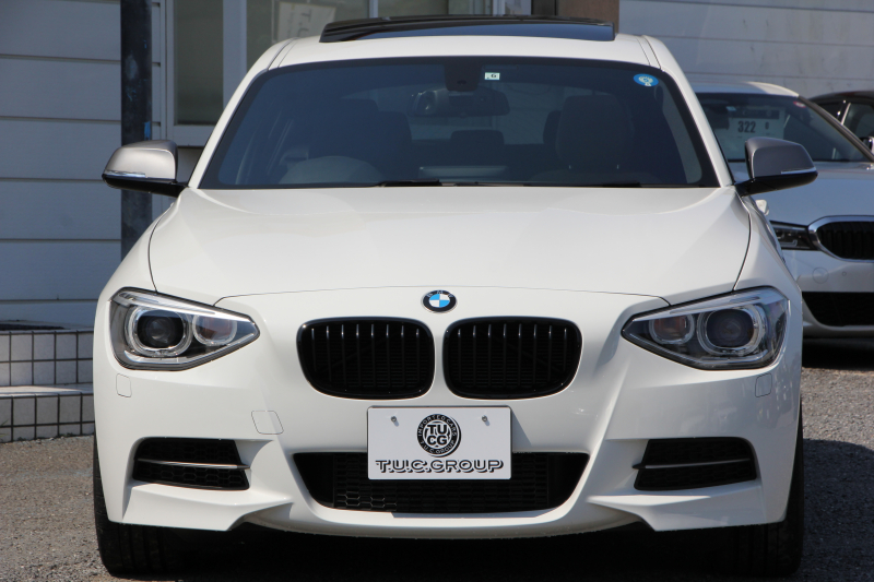 BMW 1シリーズ M135i 320馬力 直6ﾀｰﾎﾞｻﾝﾙｰﾌ Mﾊﾟﾌｫｰﾏﾝｽﾏﾌﾗｰ ｱﾀﾞﾌﾟﾃｨﾌﾞMｻｽ 専用ﾌﾞﾚｰｷ ｸﾙｺﾝ ﾊｰﾏﾝｶｰﾄﾞﾝ iﾄﾞﾗｲﾌﾞHDDﾅﾋﾞBｶﾒﾗ ﾐｭｰｼﾞｯｸｻｰﾊﾞｰ Bluetoothｵｰﾃﾞｨｵ ﾊﾟﾄﾞﾙｼﾌﾄ 専用ﾌﾞﾚｰｷ 専用18AW 8速AT 専用ｴｱﾛ ｽﾏｰﾄｷｰ 2年保証