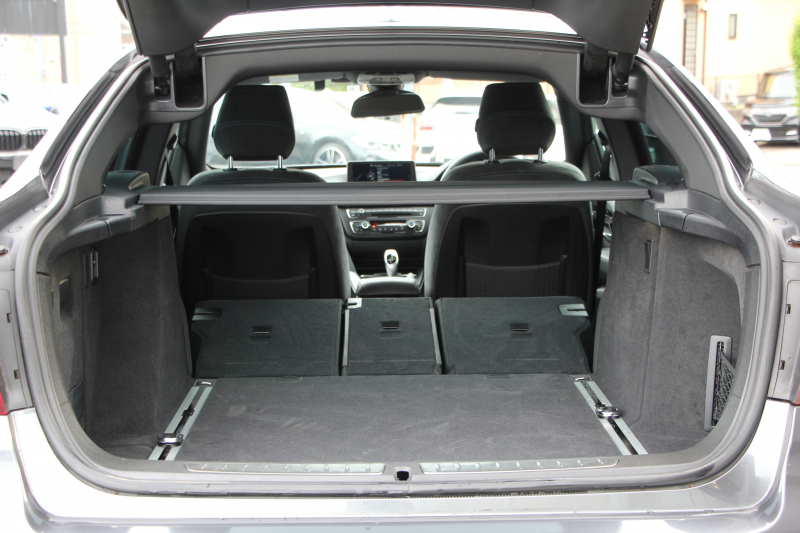 BMW 3シリーズ 320i ｸﾞﾗﾝﾂｰﾘｽﾓ Mｽﾎﾟｰﾂ 追従ACC 衝突軽減ﾌﾞﾚｰｷ 車線逸脱警告 歩行者警告 ﾀｯﾁﾊﾟｯﾄﾞ対応HDDﾅﾋﾞ電動ﾄﾗﾝｸ Mｽﾎﾟｰﾂｴｱﾛ 18AW ﾒﾓﾘ-付電動ｼｰﾄ ETC2.0 ｽﾏｰﾄｷｰ ｷｾﾉﾝ ﾊﾟﾄﾞﾙｼﾌﾄ 電動ﾘｱｳｲﾝｸﾞ2年保証