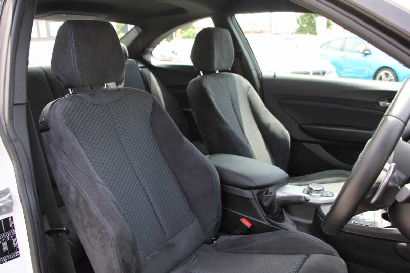 BMW 2シリーズ M240i ｸｰﾍﾟ後期LCI 直6ﾀｰﾎﾞB58ｴﾝｼﾞﾝ 340馬力 LEDﾍｯﾄﾞﾗｲﾄ&ﾃｰﾙ 追従ACC ｱﾀﾞﾌﾟﾃｨﾌﾞMｻｽ ﾀｯﾁ画面HDDﾅﾋﾞPｱｼｽﾄ Bｶﾒﾗ NEWﾙｰﾑﾐﾗｰ&ﾒｰﾀｰ ｼｰﾄﾋｰﾀｰ 8速AT 衝突軽減ﾌﾞﾚｰｷ 車線逸脱警告 歩行者警告 2年保証