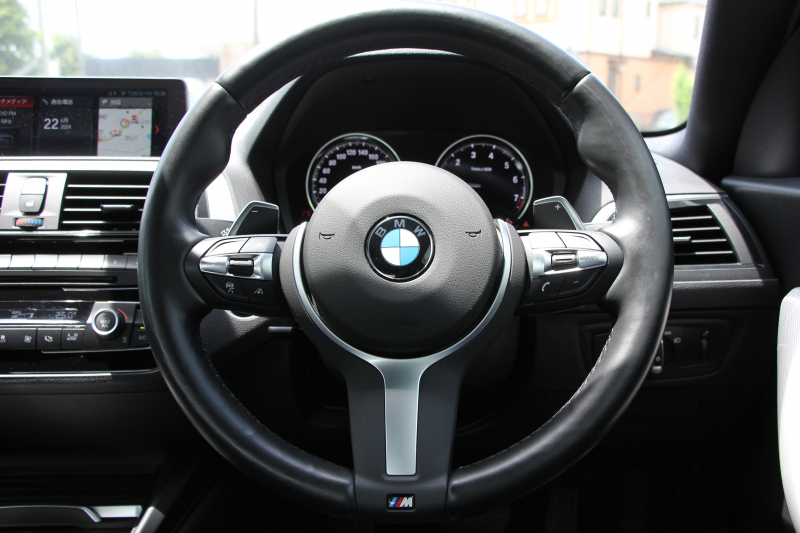 BMW 2シリーズ M240i ｸｰﾍﾟ後期LCI 直6ﾀｰﾎﾞB58ｴﾝｼﾞﾝ 340馬力 LEDﾍｯﾄﾞﾗｲﾄ&ﾃｰﾙ 追従ACC ｱﾀﾞﾌﾟﾃｨﾌﾞMｻｽ ﾀｯﾁ画面HDDﾅﾋﾞPｱｼｽﾄ Bｶﾒﾗ NEWﾙｰﾑﾐﾗｰ&ﾒｰﾀｰ ｼｰﾄﾋｰﾀｰ 8速AT 衝突軽減ﾌﾞﾚｰｷ 車線逸脱警告 歩行者警告 2年保証