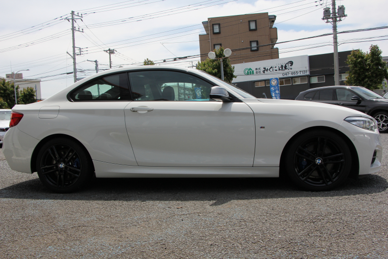 BMW 2シリーズ M240i ｸｰﾍﾟ後期LCI 直6ﾀｰﾎﾞB58ｴﾝｼﾞﾝ 340馬力 LEDﾍｯﾄﾞﾗｲﾄ&ﾃｰﾙ 追従ACC ｱﾀﾞﾌﾟﾃｨﾌﾞMｻｽ ﾀｯﾁ画面HDDﾅﾋﾞPｱｼｽﾄ Bｶﾒﾗ NEWﾙｰﾑﾐﾗｰ&ﾒｰﾀｰ ｼｰﾄﾋｰﾀｰ 8速AT 衝突軽減ﾌﾞﾚｰｷ 車線逸脱警告 歩行者警告 2年保証