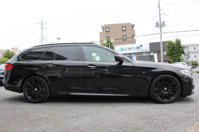 BMW 5シリーズ 523d ﾂｰﾘﾝｸﾞｴﾃﾞｨｼｮﾝﾐｯｼｮﾝｲﾝﾎﾟｯｼﾌﾞﾙ 特別仕様車 HUD ﾊｰﾏﾝｶｰﾄﾞﾝ 専用ﾌﾞﾗｯｸ19AW 追従ACC ｽﾃｱﾘﾝｸﾞｻﾎﾟｰﾄ LEDﾍｯﾄﾞﾗｲﾄ ｵｰﾄﾊｲﾋﾞｰﾑ ﾀｯﾁ画面HDDﾅﾋﾞTV 360度ﾊﾟﾉﾗﾏｶﾒﾗ Pｱｼｽﾄﾌﾟﾗｽ 電動ﾄﾗﾝｸ ｽﾏｰﾄｷｰ 2年保証