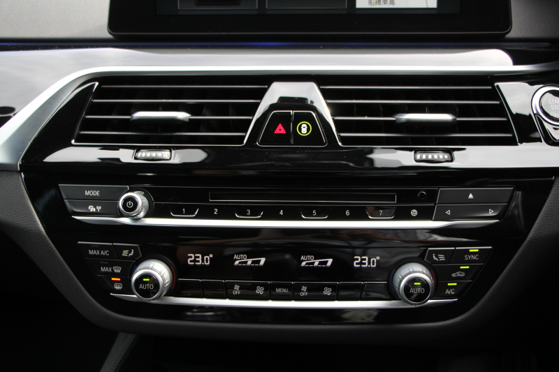 BMW 5シリーズ 523d ﾂｰﾘﾝｸﾞｴﾃﾞｨｼｮﾝﾐｯｼｮﾝｲﾝﾎﾟｯｼﾌﾞﾙ 特別仕様車 HUD ﾊｰﾏﾝｶｰﾄﾞﾝ 専用ﾌﾞﾗｯｸ19AW 追従ACC ｽﾃｱﾘﾝｸﾞｻﾎﾟｰﾄ LEDﾍｯﾄﾞﾗｲﾄ ｵｰﾄﾊｲﾋﾞｰﾑ ﾀｯﾁ画面HDDﾅﾋﾞTV 360度ﾊﾟﾉﾗﾏｶﾒﾗ Pｱｼｽﾄﾌﾟﾗｽ 電動ﾄﾗﾝｸ ｽﾏｰﾄｷｰ 2年保証