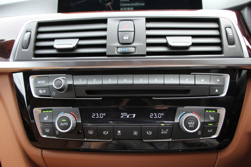 BMW 3シリーズ 320i ﾂｰﾘﾝｸﾞﾗｸﾞｼﾞｭｱﾘｰ 後期LCI 1ｵｰﾅ 新ｴﾝｼﾞﾝ ﾋｰﾀｰ茶革 LEDﾍｯﾄﾞﾗｲﾄ&ﾃｰﾙ 追従ACC ﾚｰﾝﾁｪﾝｼﾞ警告 衝突軽減ﾌﾞﾚｰｷ 車線逸脱警告 歩行者警告 ﾀｯﾁﾊﾟｯﾄﾞ対応HDDﾅﾋﾞ電動ﾄﾗﾝｸ ｽﾏｰﾄｷｰ 2年保証