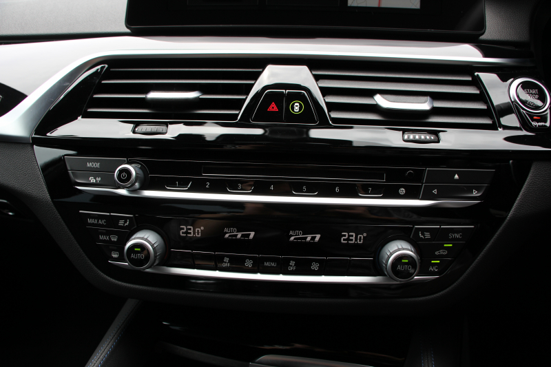 BMW 5シリーズ 523i ｴﾃﾞｨｼｮﾝﾐｯｼｮﾝｲﾝﾎﾟｯｼﾌﾞﾙ 特別仕様車 HUD ﾊｰﾏﾝｶｰﾄﾞﾝ 専用ﾌﾞﾗｯｸAW 追従ACC ｽﾃｱﾘﾝｸﾞｻﾎﾟｰﾄ LEDﾍｯﾄﾞﾗｲﾄ ｵｰﾄﾊｲﾋﾞｰﾑ ﾀｯﾁ画面HDDﾅﾋﾞTV 360度ﾊﾟﾉﾗﾏｶﾒﾗ Pｱｼｽﾄﾌﾟﾗｽ 電動ﾄﾗﾝｸ ｽﾏｰﾄｷｰ 2年保証