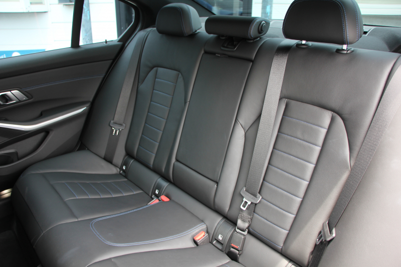 BMW 3シリーズ 330i Mｽﾎﾟｰﾂ ﾃﾞﾋﾞｭｰ&ｺﾝﾌｫｰﾄP 1ｵｰﾅ 高出力 258馬力 高出力 HUD ﾋｰﾀｰ黒革 LEDﾍｯﾄﾞﾗｲﾄ ｵｰﾄﾊｲﾋﾞｰﾑ ﾗｲﾌﾞｺｯｸﾋﾟｯﾄﾞ360度ｶﾒﾗ Applecarplay 追従ACC ｽﾃｱﾘﾝｸﾞｻﾎﾟｰﾄ ﾀｯﾁﾊﾟﾈﾙHDDﾅﾋﾞﾜｲﾔﾚｽ充電 19AW Mｽﾎﾟｰﾂﾌﾞﾚｰｷ Hi-fiｽﾋﾟｰｶｰ 2年保証