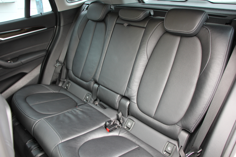 BMW X1 Xdrive18d Xﾗｲﾝ ﾊｲﾗｲﾝ 真珠色 ｱﾄﾞﾊﾞﾝｽﾄﾞｱｸﾃｨﾌﾞｾｰﾌﾃｨP ﾊﾟﾉﾗﾏｻﾝﾙｰﾌ ｺﾝﾌｫｰﾄP 追従ACC HUD ﾋｰﾀｰ黒革 電動ｼｰﾄ ﾌﾙｾｸﾞTV LEDﾍｯﾄﾞﾗｲﾄ HDDﾅﾋﾞBluetooth接続 Bｶﾒﾗ 電動ﾄﾗﾝｸ 衝突軽減ﾌﾞﾚｰｷ 車線逸脱警告 歩行者警告 Pｱｼｽﾄ 2年保証