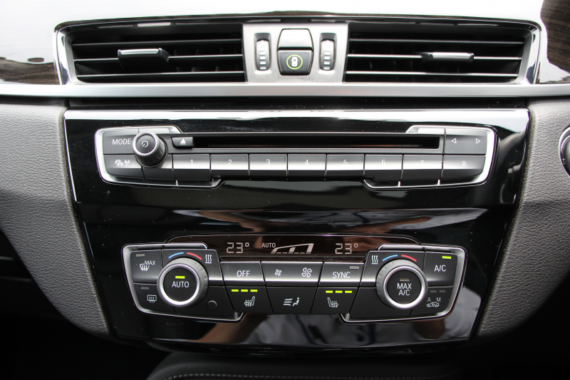 BMW X1 Xdrive18d Xﾗｲﾝ ﾊｲﾗｲﾝ 真珠色 ｱﾄﾞﾊﾞﾝｽﾄﾞｱｸﾃｨﾌﾞｾｰﾌﾃｨP ﾊﾟﾉﾗﾏｻﾝﾙｰﾌ ｺﾝﾌｫｰﾄP 追従ACC HUD ﾋｰﾀｰ黒革 電動ｼｰﾄ ﾌﾙｾｸﾞTV LEDﾍｯﾄﾞﾗｲﾄ HDDﾅﾋﾞBluetooth接続 Bｶﾒﾗ 電動ﾄﾗﾝｸ 衝突軽減ﾌﾞﾚｰｷ 車線逸脱警告 歩行者警告 Pｱｼｽﾄ 2年保証