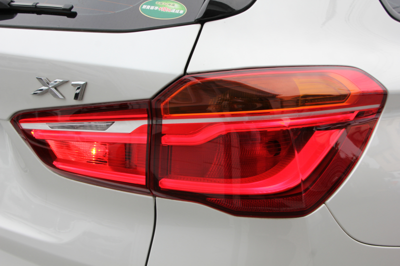 BMW X1 Xdrive18d Xﾗｲﾝ ﾊｲﾗｲﾝ 真珠色 ｱﾄﾞﾊﾞﾝｽﾄﾞｱｸﾃｨﾌﾞｾｰﾌﾃｨP ﾊﾟﾉﾗﾏｻﾝﾙｰﾌ ｺﾝﾌｫｰﾄP 追従ACC HUD ﾋｰﾀｰ黒革 電動ｼｰﾄ ﾌﾙｾｸﾞTV LEDﾍｯﾄﾞﾗｲﾄ HDDﾅﾋﾞBluetooth接続 Bｶﾒﾗ 電動ﾄﾗﾝｸ 衝突軽減ﾌﾞﾚｰｷ 車線逸脱警告 歩行者警告 Pｱｼｽﾄ 2年保証