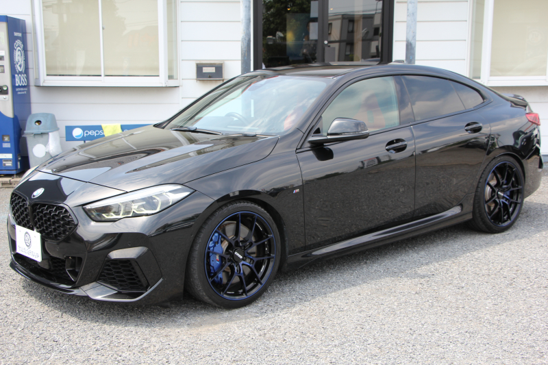 BMW 2シリーズ M235i Xdrive ｸﾞﾗﾝｸｰﾍﾟﾃﾞﾋﾞｭｰP 4WD ﾏｸﾞﾏﾚｯﾄﾞﾚｻﾞｰ Mｽﾎﾟｰﾂｼｰﾄ ｱﾀﾞﾌﾟﾃｨﾌﾞｻｽ ﾚｲｽﾞ鍛造19AW Mｼｰﾄﾍﾞﾙﾄ 306馬力 追従ACC Mﾘｱｽﾎﾟｲﾗｰ ﾀｯﾁ画面HDDﾅﾋﾞ置くだけ充電 Pｱｼｽﾄ 後退ｱｼｽﾄ ｼｰﾄﾋｰﾀｰ 2年保証