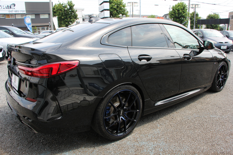 BMW 2シリーズ M235i Xdrive ｸﾞﾗﾝｸｰﾍﾟﾃﾞﾋﾞｭｰP 4WD ﾏｸﾞﾏﾚｯﾄﾞﾚｻﾞｰ Mｽﾎﾟｰﾂｼｰﾄ ｱﾀﾞﾌﾟﾃｨﾌﾞｻｽ ﾚｲｽﾞ鍛造19AW Mｼｰﾄﾍﾞﾙﾄ 306馬力 追従ACC Mﾘｱｽﾎﾟｲﾗｰ ﾀｯﾁ画面HDDﾅﾋﾞ置くだけ充電 Pｱｼｽﾄ 後退ｱｼｽﾄ ｼｰﾄﾋｰﾀｰ 2年保証