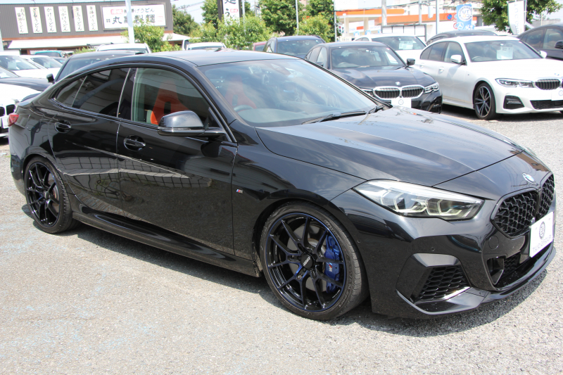 BMW 2シリーズ M235i Xdrive ｸﾞﾗﾝｸｰﾍﾟﾃﾞﾋﾞｭｰP 4WD ﾏｸﾞﾏﾚｯﾄﾞﾚｻﾞｰ Mｽﾎﾟｰﾂｼｰﾄ ｱﾀﾞﾌﾟﾃｨﾌﾞｻｽ ﾚｲｽﾞ鍛造19AW Mｼｰﾄﾍﾞﾙﾄ 306馬力 追従ACC Mﾘｱｽﾎﾟｲﾗｰ ﾀｯﾁ画面HDDﾅﾋﾞ置くだけ充電 Pｱｼｽﾄ 後退ｱｼｽﾄ ｼｰﾄﾋｰﾀｰ 2年保証