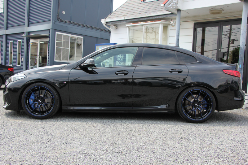 BMW 2シリーズ M235i Xdrive ｸﾞﾗﾝｸｰﾍﾟﾃﾞﾋﾞｭｰP 4WD ﾏｸﾞﾏﾚｯﾄﾞﾚｻﾞｰ Mｽﾎﾟｰﾂｼｰﾄ ｱﾀﾞﾌﾟﾃｨﾌﾞｻｽ ﾚｲｽﾞ鍛造19AW Mｼｰﾄﾍﾞﾙﾄ 306馬力 追従ACC Mﾘｱｽﾎﾟｲﾗｰ ﾀｯﾁ画面HDDﾅﾋﾞ置くだけ充電 Pｱｼｽﾄ 後退ｱｼｽﾄ ｼｰﾄﾋｰﾀｰ 2年保証