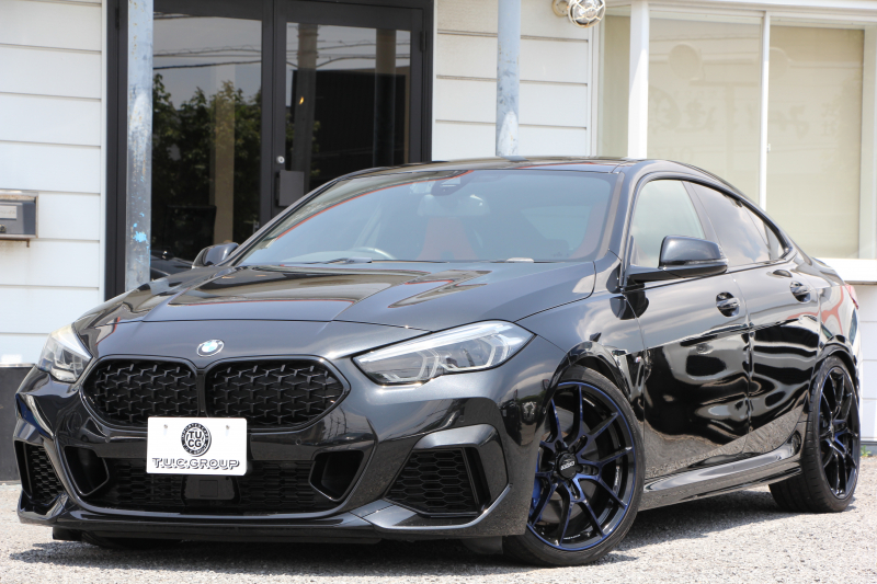 BMW 2シリーズ M235i Xdrive ｸﾞﾗﾝｸｰﾍﾟﾃﾞﾋﾞｭｰP 4WD ﾏｸﾞﾏﾚｯﾄﾞﾚｻﾞｰ Mｽﾎﾟｰﾂｼｰﾄ ｱﾀﾞﾌﾟﾃｨﾌﾞｻｽ ﾚｲｽﾞ鍛造19AW Mｼｰﾄﾍﾞﾙﾄ 306馬力 追従ACC Mﾘｱｽﾎﾟｲﾗｰ ﾀｯﾁ画面HDDﾅﾋﾞ置くだけ充電 Pｱｼｽﾄ 後退ｱｼｽﾄ ｼｰﾄﾋｰﾀｰ 2年保証