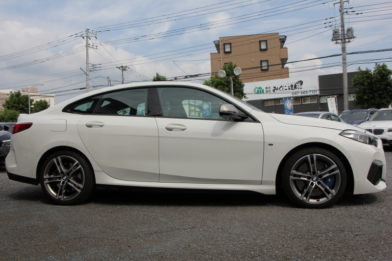BMW 2シリーズ M235i Xdrive ｸﾞﾗﾝｸｰﾍﾟﾋﾞｼﾞｮﾝP 4WD ﾊﾟﾉﾗﾏｻﾝﾙｰﾌ ﾋｰﾀｰ黒革 ﾍｯﾄﾞｱｯﾌﾟﾃﾞｨｽﾌﾟﾚｲ ｱﾀﾞﾌﾟﾃｨﾌﾞLEDﾍｯﾄﾞﾗｲﾄ ｵｰﾄﾊｲﾋﾞｰﾑ Hi-fiｽﾋﾟｰｶｰ ﾌﾙｾｸﾞTV 306馬力 BMWﾗｲﾌﾞｺｯｸﾋﾟｯﾄ 後退ｱｼｽﾄ 追従ACC ﾀｯﾁ画面ﾅﾋﾞPｱｼｽﾄ 2年保証