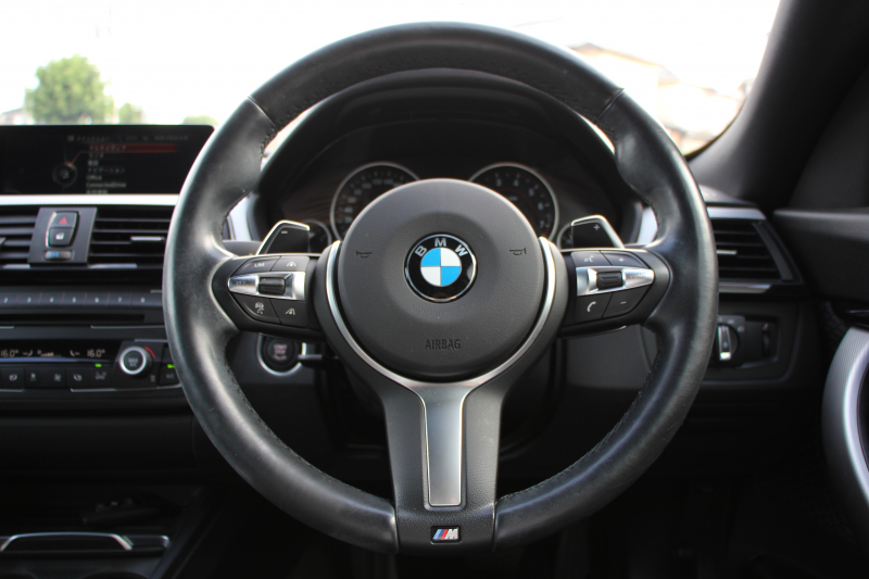 BMW 3シリーズ 320i ｸﾞﾗﾝﾂｰﾘｽﾓ Mｽﾎﾟｰﾂ 追従ACC 衝突軽減ﾌﾞﾚｰｷ 車線逸脱警告 歩行者警告 ﾌﾙｾｸﾞTV ﾀｯﾁﾊﾟｯﾄﾞ対応HDDﾅﾋﾞ電動ﾄﾗﾝｸ Mｽﾎﾟｰﾂｴｱﾛ 18AW ﾒﾓﾘ-付電動ｼｰﾄ ETC2.0 ｽﾏｰﾄｷｰ ｷｾﾉﾝ ﾊﾟﾄﾞﾙｼﾌﾄ 電動ﾘｱｳｲﾝｸﾞ2年保証