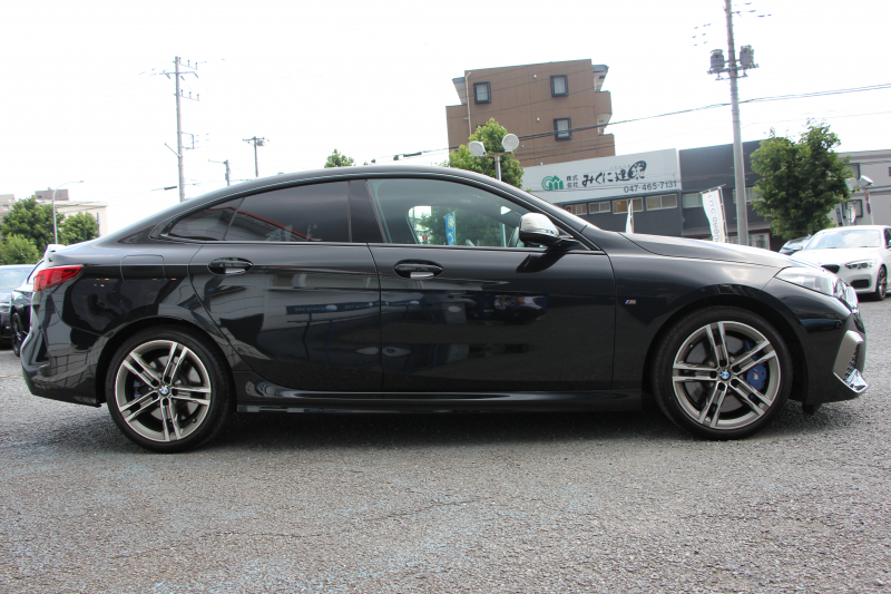 BMW 2シリーズ M235i Xdrive ｸﾞﾗﾝｸｰﾍﾟﾌﾟﾗｽP 306馬力 4WD ｱﾀﾞﾌﾟﾃｨﾌﾞMｻｽ ﾋｰﾀｰ黒革 Mｽﾎﾟｰﾂｼｰﾄ Hi-fiｽﾋﾟｰｶｰ ｻﾝﾌﾟﾛﾃｸｼｮﾝｶﾞﾗｽ 追従ACC 後退ｱｼｽﾄ LEDﾍｯﾄﾞﾗｲﾄ ｵｰﾄﾊｲﾋﾞｰﾑ 専用18AW&ﾌﾞﾚｰｷ Applecarplay対応 HDDﾅﾋﾞPｱｼｽﾄ 2年保証