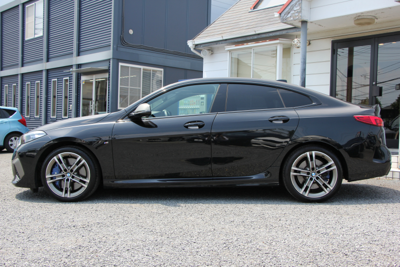 BMW 2シリーズ M235i Xdrive ｸﾞﾗﾝｸｰﾍﾟﾌﾟﾗｽP 306馬力 4WD ｱﾀﾞﾌﾟﾃｨﾌﾞMｻｽ ﾋｰﾀｰ黒革 Mｽﾎﾟｰﾂｼｰﾄ Hi-fiｽﾋﾟｰｶｰ ｻﾝﾌﾟﾛﾃｸｼｮﾝｶﾞﾗｽ 追従ACC 後退ｱｼｽﾄ LEDﾍｯﾄﾞﾗｲﾄ ｵｰﾄﾊｲﾋﾞｰﾑ 専用18AW&ﾌﾞﾚｰｷ Applecarplay対応 HDDﾅﾋﾞPｱｼｽﾄ 2年保証