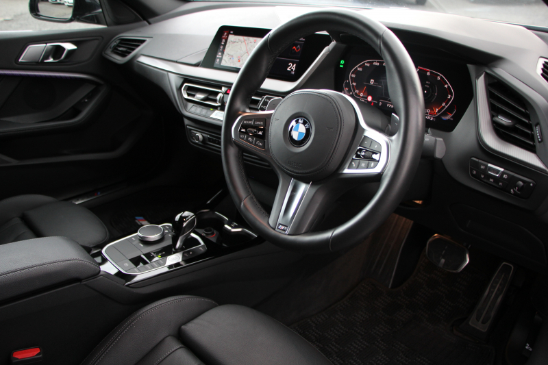 BMW 2シリーズ M235i Xdrive ｸﾞﾗﾝｸｰﾍﾟﾌﾟﾗｽP 306馬力 4WD ｱﾀﾞﾌﾟﾃｨﾌﾞMｻｽ ﾋｰﾀｰ黒革 Mｽﾎﾟｰﾂｼｰﾄ Hi-fiｽﾋﾟｰｶｰ ｻﾝﾌﾟﾛﾃｸｼｮﾝｶﾞﾗｽ 追従ACC 後退ｱｼｽﾄ LEDﾍｯﾄﾞﾗｲﾄ ｵｰﾄﾊｲﾋﾞｰﾑ 専用18AW&ﾌﾞﾚｰｷ Applecarplay対応 HDDﾅﾋﾞPｱｼｽﾄ 2年保証