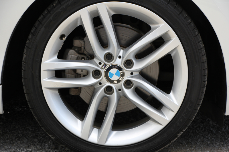 BMW 2シリーズ 220i ｸｰﾍﾟMｽﾎﾟｰﾂ 3Dﾃﾞｻﾞｲﾝﾏﾌﾗｰ ｵﾌﾟｼｮﾝ18AW 衝突軽減ﾌﾞﾚｰｷ 車線逸脱警告 歩行者警告 ﾌﾞﾚｰｷ付ｸﾙｺﾝ ﾀｯﾁﾊﾟｯﾄﾞ対応HDDﾅﾋﾞBｶﾒﾗ Bluetooth接続 左右独立ｵｰﾄｴｱｺﾝ ｽﾏｰﾄｷｰ 直噴ﾀｰﾎﾞ8速AT 2年保証