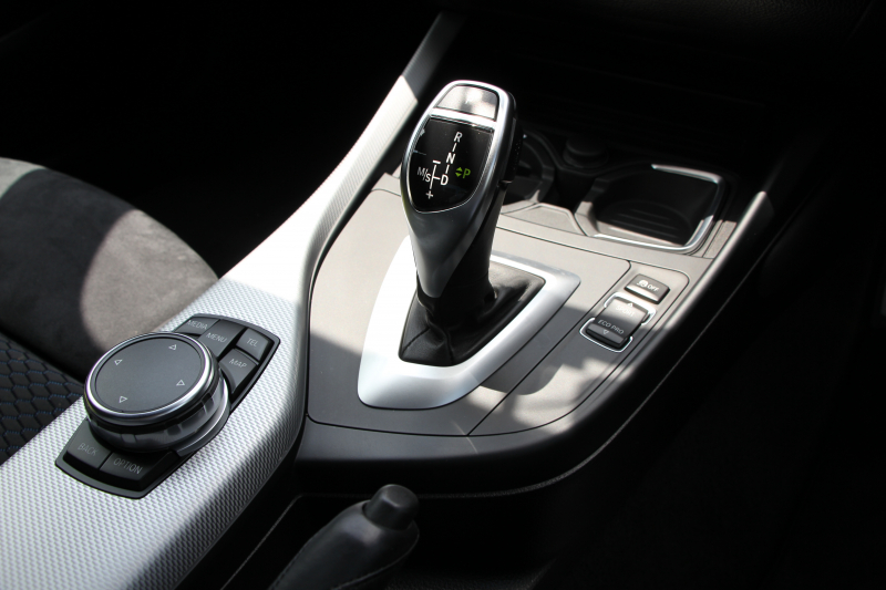 BMW 2シリーズ 220i ｸｰﾍﾟMｽﾎﾟｰﾂ 3Dﾃﾞｻﾞｲﾝﾏﾌﾗｰ ｵﾌﾟｼｮﾝ18AW 衝突軽減ﾌﾞﾚｰｷ 車線逸脱警告 歩行者警告 ﾌﾞﾚｰｷ付ｸﾙｺﾝ ﾀｯﾁﾊﾟｯﾄﾞ対応HDDﾅﾋﾞBｶﾒﾗ Bluetooth接続 左右独立ｵｰﾄｴｱｺﾝ ｽﾏｰﾄｷｰ 直噴ﾀｰﾎﾞ8速AT 2年保証