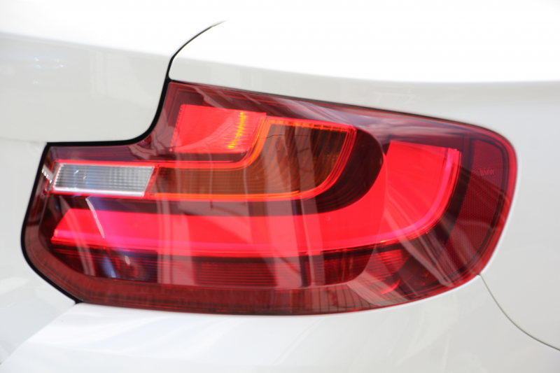 BMW 2シリーズ 220i ｸｰﾍﾟMｽﾎﾟｰﾂ 3Dﾃﾞｻﾞｲﾝﾏﾌﾗｰ ｵﾌﾟｼｮﾝ18AW 衝突軽減ﾌﾞﾚｰｷ 車線逸脱警告 歩行者警告 ﾌﾞﾚｰｷ付ｸﾙｺﾝ ﾀｯﾁﾊﾟｯﾄﾞ対応HDDﾅﾋﾞBｶﾒﾗ Bluetooth接続 左右独立ｵｰﾄｴｱｺﾝ ｽﾏｰﾄｷｰ 直噴ﾀｰﾎﾞ8速AT 2年保証