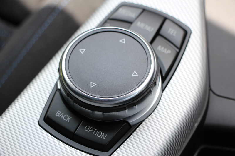 BMW 2シリーズ 220i ｸｰﾍﾟMｽﾎﾟｰﾂ 3Dﾃﾞｻﾞｲﾝﾏﾌﾗｰ ｵﾌﾟｼｮﾝ18AW 衝突軽減ﾌﾞﾚｰｷ 車線逸脱警告 歩行者警告 ﾌﾞﾚｰｷ付ｸﾙｺﾝ ﾀｯﾁﾊﾟｯﾄﾞ対応HDDﾅﾋﾞBｶﾒﾗ Bluetooth接続 左右独立ｵｰﾄｴｱｺﾝ ｽﾏｰﾄｷｰ 直噴ﾀｰﾎﾞ8速AT 2年保証