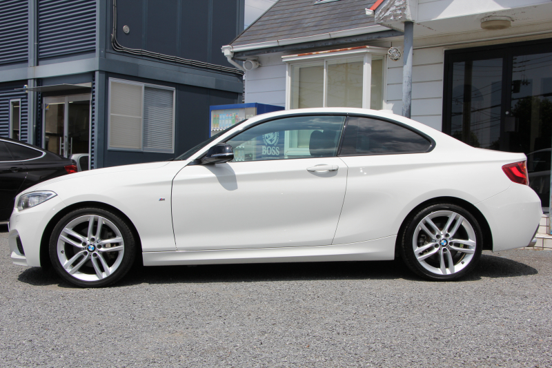 BMW 2シリーズ 220i ｸｰﾍﾟMｽﾎﾟｰﾂ 3Dﾃﾞｻﾞｲﾝﾏﾌﾗｰ ｵﾌﾟｼｮﾝ18AW 衝突軽減ﾌﾞﾚｰｷ 車線逸脱警告 歩行者警告 ﾌﾞﾚｰｷ付ｸﾙｺﾝ ﾀｯﾁﾊﾟｯﾄﾞ対応HDDﾅﾋﾞBｶﾒﾗ Bluetooth接続 左右独立ｵｰﾄｴｱｺﾝ ｽﾏｰﾄｷｰ 直噴ﾀｰﾎﾞ8速AT 2年保証