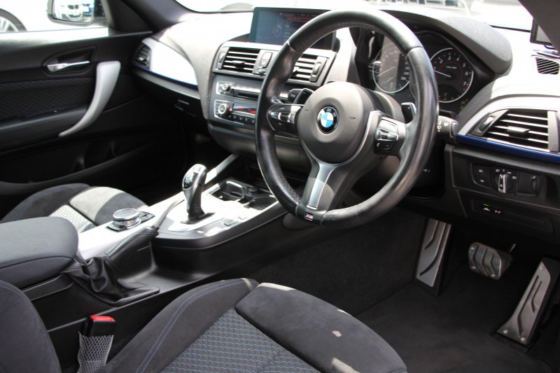 BMW 2シリーズ 220i ｸｰﾍﾟMｽﾎﾟｰﾂ 3Dﾃﾞｻﾞｲﾝﾏﾌﾗｰ ｵﾌﾟｼｮﾝ18AW 衝突軽減ﾌﾞﾚｰｷ 車線逸脱警告 歩行者警告 ﾌﾞﾚｰｷ付ｸﾙｺﾝ ﾀｯﾁﾊﾟｯﾄﾞ対応HDDﾅﾋﾞBｶﾒﾗ Bluetooth接続 左右独立ｵｰﾄｴｱｺﾝ ｽﾏｰﾄｷｰ 直噴ﾀｰﾎﾞ8速AT 2年保証