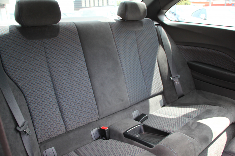 BMW 2シリーズ 220i ｸｰﾍﾟMｽﾎﾟｰﾂ 3Dﾃﾞｻﾞｲﾝﾏﾌﾗｰ ｵﾌﾟｼｮﾝ18AW 衝突軽減ﾌﾞﾚｰｷ 車線逸脱警告 歩行者警告 ﾌﾞﾚｰｷ付ｸﾙｺﾝ ﾀｯﾁﾊﾟｯﾄﾞ対応HDDﾅﾋﾞBｶﾒﾗ Bluetooth接続 左右独立ｵｰﾄｴｱｺﾝ ｽﾏｰﾄｷｰ 直噴ﾀｰﾎﾞ8速AT 2年保証