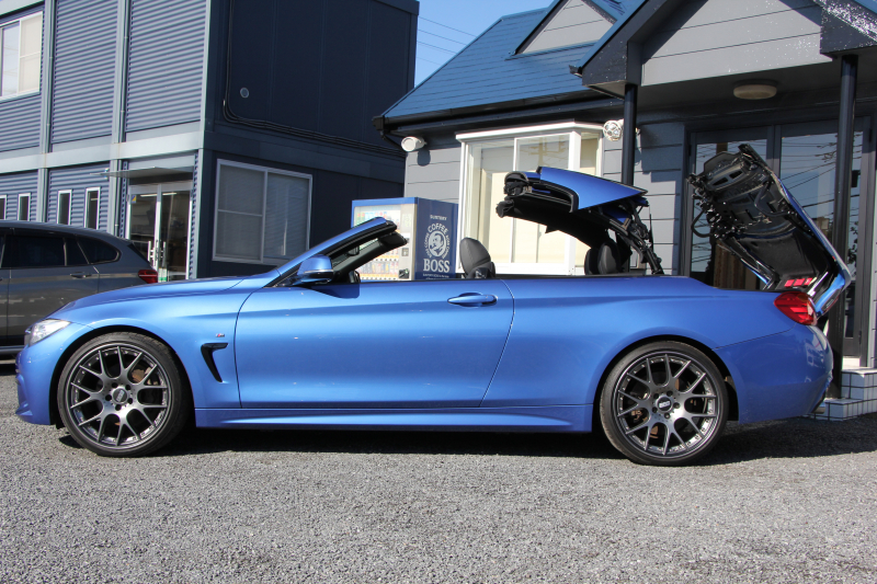 BMW 4シリーズ 435i ｶﾌﾞﾘｵﾚ Mｽﾎﾟｰﾂ 電動ｵｰﾌﾟﾝ 直6ﾀｰﾎﾞN55ｴﾝｼﾞﾝ 306馬力 ｴｱｶﾗｰ BBS20AW ﾋｰﾀｰ黒革 追従ACC LEDﾍｯﾄﾞﾗｲﾄ HUD HDDﾅﾋﾞTV 衝突軽減ﾌﾞﾚｰｷ 車線逸脱警告 歩行者警告 ｽﾏｰﾄｷｰ ｽﾙｰﾛｰﾃﾞｨﾝｸﾞﾊﾟﾄﾞﾙｼﾌﾄ 2年保証