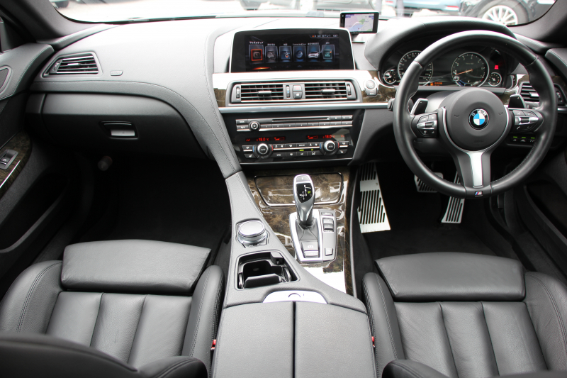 BMW 6シリーズ 640i ｸﾞﾗﾝｸｰﾍﾟMｽﾎﾟｰﾂ ﾌｪｲｽﾘﾌﾄ後 最終ﾓﾃﾞﾙ ｻﾝﾙｰﾌ 液晶ﾒｰﾀｰ HUD ｵﾌﾟｼｮﾝ20AW 新ﾃﾞｻﾞｲﾝLEDﾍｯﾄﾞﾗｲﾄ ﾋｰﾀｰ黒革 新HDDﾅﾋﾞTV 追従ACC ﾚｰﾝﾁｪﾝｼﾞ警告 衝突軽減ﾌﾞﾚｰｷ 直6ﾀｰﾎﾞ320馬力 ｽﾏｰﾄｷｰ ﾊﾟﾄﾞﾙｼﾌﾄ 2年保証