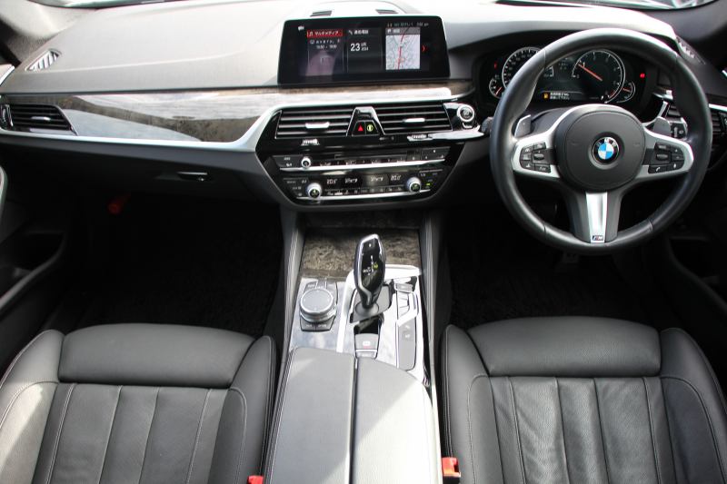 BMW 5シリーズ 523d ﾂｰﾘﾝｸﾞMｽﾎﾟｰﾂ ﾊｲﾗｲﾝ ｲﾉﾍﾞｰｼｮﾝ&ｺﾝﾌｫｰﾄP 1ｵｰﾅ 全ﾋｰﾀｰ黒革 全ﾄﾞｱｿﾌﾄｸﾛｰｽﾞﾏｯｻｰｼﾞ&ﾍﾞﾝﾁﾚｰｼｮﾝ ﾃﾞｨｽﾌﾟﾚｲｷｰ 追従ACC HUD HDDﾅﾋﾞTV ｼﾞｪｽﾁｬｰｺﾝﾄﾛｰﾙ 置くだけ充電 Pｱｼｽﾄﾌﾟﾗｽ ｽﾃｱﾘﾝｸﾞｻﾎﾟｰﾄ 液晶ﾒｰﾀｰ 2年保証