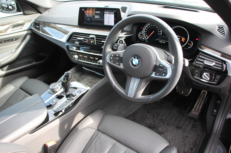 BMW 5シリーズ 523d ﾂｰﾘﾝｸﾞMｽﾎﾟｰﾂ ﾊｲﾗｲﾝ ｲﾉﾍﾞｰｼｮﾝ&ｺﾝﾌｫｰﾄP 1ｵｰﾅ 全ﾋｰﾀｰ黒革 全ﾄﾞｱｿﾌﾄｸﾛｰｽﾞﾏｯｻｰｼﾞ&ﾍﾞﾝﾁﾚｰｼｮﾝ ﾃﾞｨｽﾌﾟﾚｲｷｰ 追従ACC HUD HDDﾅﾋﾞTV ｼﾞｪｽﾁｬｰｺﾝﾄﾛｰﾙ 置くだけ充電 Pｱｼｽﾄﾌﾟﾗｽ ｽﾃｱﾘﾝｸﾞｻﾎﾟｰﾄ 液晶ﾒｰﾀｰ 2年保証