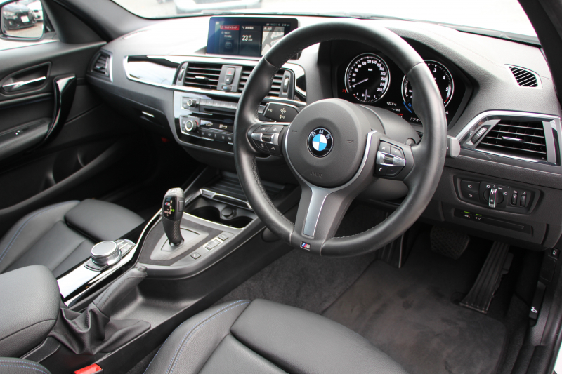 BMW 1シリーズ 118d Mｽﾎﾟｰﾂ ｴﾃﾞｨｼｮﾝｼｬﾄﾞｰ ｱｯﾌﾟｸﾞﾚｰﾄﾞP 1ｵ-ﾅ 特別限定車 最終ﾓﾃﾞﾙ ｻﾝﾙｰﾌ ﾋｰﾀｰ黒革 ｼｰﾄﾒﾓﾘｰ 電動ｼｰﾄ ﾀﾞｰｸLEDﾍｯﾄﾞﾗｲﾄ&ﾃｰﾙ 追従ACC HI-FIｽﾋﾟｰｶｰ ﾀｯﾁ画面HDDﾅﾋﾞBｶﾒﾗ Bluetoothｵｰﾃﾞｨｵ 衝突軽減ﾌﾞﾚｰｷ 車線逸脱&歩行者警告 2年保証