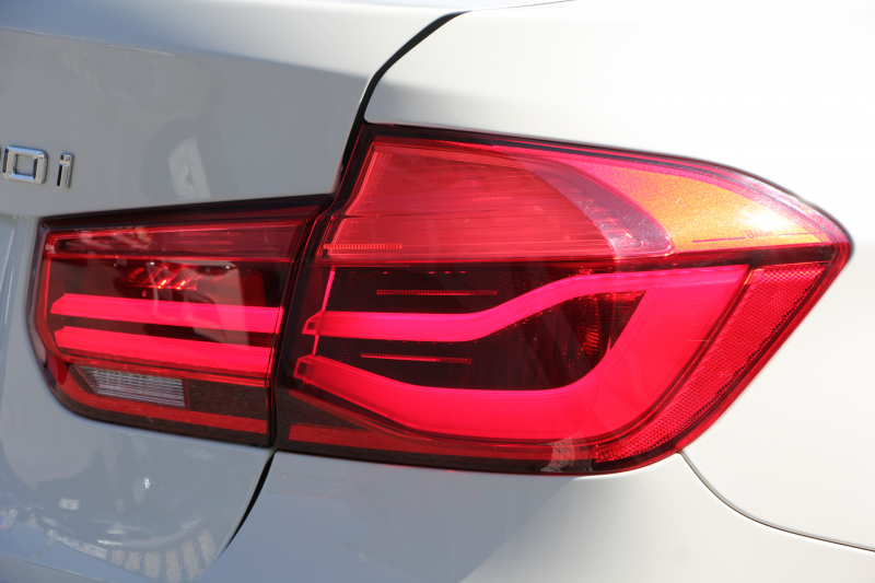 BMW 3シリーズ 320i ﾌﾞﾗｯｸｽﾄｰﾑ 首都圏限定 後期 新ｴﾝｼﾞﾝ Mﾊﾟﾌｫｰﾏﾝｽ18AW&ﾌﾞﾗｯｸｸﾞﾘﾙ LEDﾍｯﾄﾞﾗｲﾄ&ﾃｰﾙ 追従ACC ﾚｰﾝﾁｪﾝｼﾞ警告 衝突軽減ﾌﾞﾚｰｷ 車線逸脱警告 歩行者警告 HDDﾅﾋﾞBｶﾒﾗ ｽﾏｰﾄｷｰ Bluetoothｵｰﾃﾞｨｵ&通話 ﾊﾟﾄﾞﾙｼﾌﾄ 専用ｴｱﾛ 2年保証