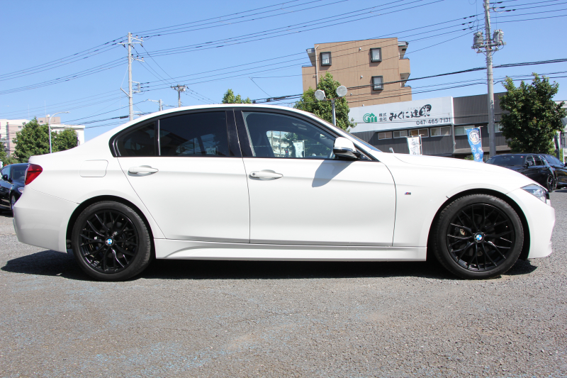 BMW 3シリーズ 320i ﾌﾞﾗｯｸｽﾄｰﾑ 首都圏限定 後期 新ｴﾝｼﾞﾝ Mﾊﾟﾌｫｰﾏﾝｽ18AW&ﾌﾞﾗｯｸｸﾞﾘﾙ LEDﾍｯﾄﾞﾗｲﾄ&ﾃｰﾙ 追従ACC ﾚｰﾝﾁｪﾝｼﾞ警告 衝突軽減ﾌﾞﾚｰｷ 車線逸脱警告 歩行者警告 HDDﾅﾋﾞBｶﾒﾗ ｽﾏｰﾄｷｰ Bluetoothｵｰﾃﾞｨｵ&通話 ﾊﾟﾄﾞﾙｼﾌﾄ 専用ｴｱﾛ 2年保証