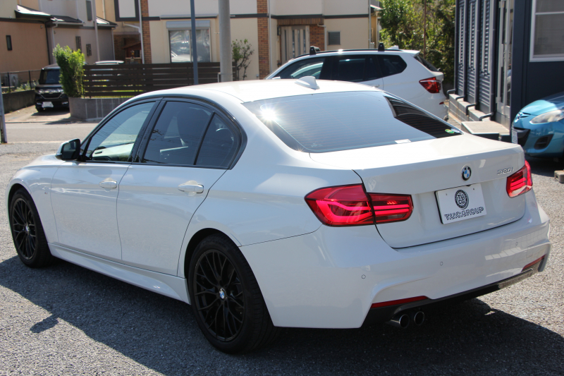 BMW 3シリーズ 320i ﾌﾞﾗｯｸｽﾄｰﾑ 首都圏限定 後期 新ｴﾝｼﾞﾝ Mﾊﾟﾌｫｰﾏﾝｽ18AW&ﾌﾞﾗｯｸｸﾞﾘﾙ LEDﾍｯﾄﾞﾗｲﾄ&ﾃｰﾙ 追従ACC ﾚｰﾝﾁｪﾝｼﾞ警告 衝突軽減ﾌﾞﾚｰｷ 車線逸脱警告 歩行者警告 HDDﾅﾋﾞBｶﾒﾗ ｽﾏｰﾄｷｰ Bluetoothｵｰﾃﾞｨｵ&通話 ﾊﾟﾄﾞﾙｼﾌﾄ 専用ｴｱﾛ 2年保証