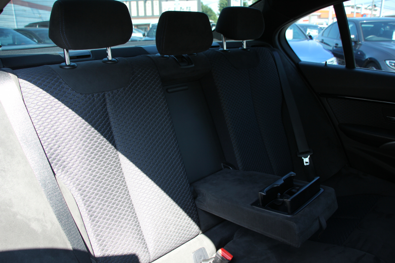 BMW 3シリーズ 320i ﾌﾞﾗｯｸｽﾄｰﾑ 首都圏限定 後期 新ｴﾝｼﾞﾝ Mﾊﾟﾌｫｰﾏﾝｽ18AW&ﾌﾞﾗｯｸｸﾞﾘﾙ LEDﾍｯﾄﾞﾗｲﾄ&ﾃｰﾙ 追従ACC ﾚｰﾝﾁｪﾝｼﾞ警告 衝突軽減ﾌﾞﾚｰｷ 車線逸脱警告 歩行者警告 HDDﾅﾋﾞBｶﾒﾗ ｽﾏｰﾄｷｰ Bluetoothｵｰﾃﾞｨｵ&通話 ﾊﾟﾄﾞﾙｼﾌﾄ 専用ｴｱﾛ 2年保証