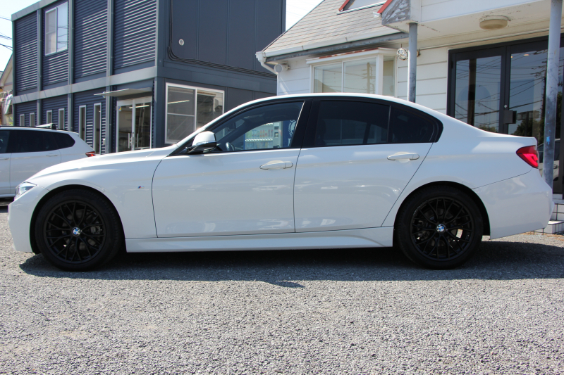 BMW 3シリーズ 320i ﾌﾞﾗｯｸｽﾄｰﾑ 首都圏限定 後期 新ｴﾝｼﾞﾝ Mﾊﾟﾌｫｰﾏﾝｽ18AW&ﾌﾞﾗｯｸｸﾞﾘﾙ LEDﾍｯﾄﾞﾗｲﾄ&ﾃｰﾙ 追従ACC ﾚｰﾝﾁｪﾝｼﾞ警告 衝突軽減ﾌﾞﾚｰｷ 車線逸脱警告 歩行者警告 HDDﾅﾋﾞBｶﾒﾗ ｽﾏｰﾄｷｰ Bluetoothｵｰﾃﾞｨｵ&通話 ﾊﾟﾄﾞﾙｼﾌﾄ 専用ｴｱﾛ 2年保証