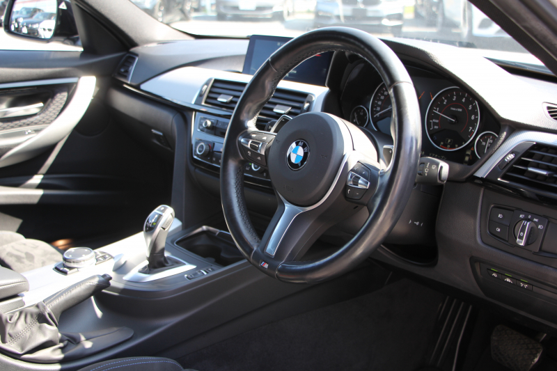 BMW 3シリーズ 320i ﾌﾞﾗｯｸｽﾄｰﾑ 首都圏限定 後期 新ｴﾝｼﾞﾝ Mﾊﾟﾌｫｰﾏﾝｽ18AW&ﾌﾞﾗｯｸｸﾞﾘﾙ LEDﾍｯﾄﾞﾗｲﾄ&ﾃｰﾙ 追従ACC ﾚｰﾝﾁｪﾝｼﾞ警告 衝突軽減ﾌﾞﾚｰｷ 車線逸脱警告 歩行者警告 HDDﾅﾋﾞBｶﾒﾗ ｽﾏｰﾄｷｰ Bluetoothｵｰﾃﾞｨｵ&通話 ﾊﾟﾄﾞﾙｼﾌﾄ 専用ｴｱﾛ 2年保証