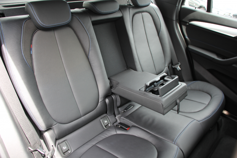 BMW X1 Xdrive18d Mｽﾎﾟｰﾂ ﾊｲﾗｲﾝ 変更後ﾓﾃﾞﾙ ﾋｰﾀｰ黒革 電動ｼｰﾄ LEDﾍｯﾄﾞﾗｲﾄ 追従ACC HUD 変更後ﾀｯﾁﾊﾟﾈﾙ対応HDDﾅﾋﾞ新ﾒｰﾀｰ Bluetooth接続 Pｱｼｽﾄ Bｶﾒﾗ ｺﾝﾌｫｰﾄP 電動ﾄﾗﾝｸ 衝突軽減ﾌﾞﾚｰｷ 車線逸脱警告 歩行者警告 2年保証