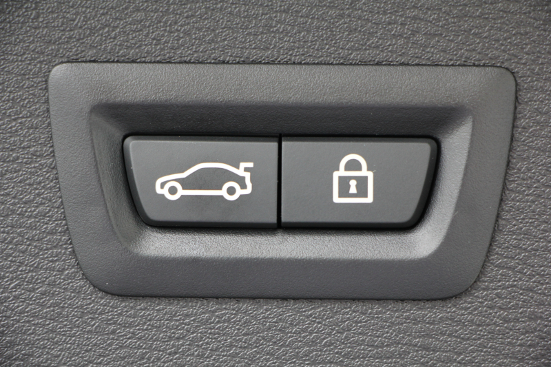 BMW X1 Xdrive18d Mｽﾎﾟｰﾂ ﾊｲﾗｲﾝ 変更後ﾓﾃﾞﾙ ﾋｰﾀｰ黒革 電動ｼｰﾄ LEDﾍｯﾄﾞﾗｲﾄ 追従ACC HUD 変更後ﾀｯﾁﾊﾟﾈﾙ対応HDDﾅﾋﾞ新ﾒｰﾀｰ Bluetooth接続 Pｱｼｽﾄ Bｶﾒﾗ ｺﾝﾌｫｰﾄP 電動ﾄﾗﾝｸ 衝突軽減ﾌﾞﾚｰｷ 車線逸脱警告 歩行者警告 2年保証