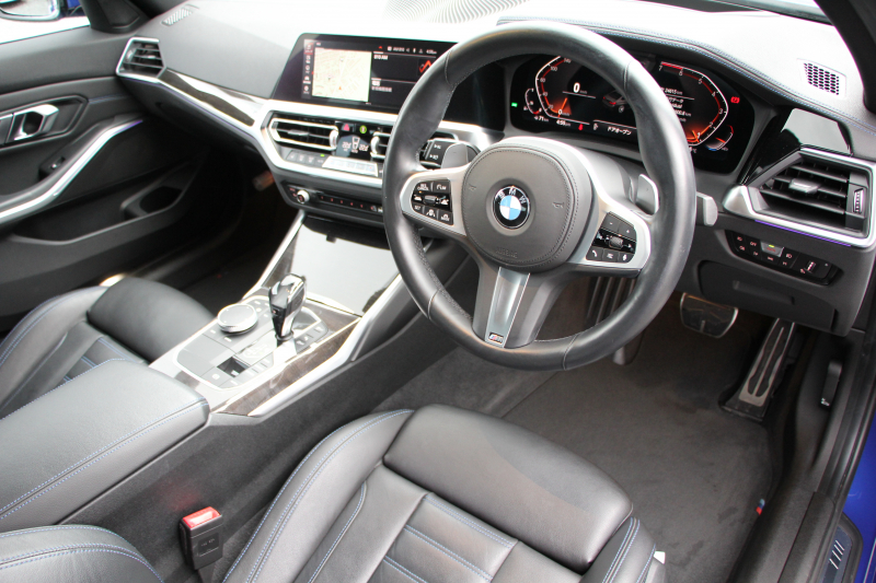 BMW 3シリーズ 320i Mｽﾎﾟｰﾂ ﾃﾞﾋﾞｭｰ&ｲﾉﾍﾞｰｼｮﾝ&ｺﾝﾌｫｰﾄP ﾋｰﾀｰ黒革 HUD ｼﾞｪｽﾁｬｰC ｵﾌﾟｼｮﾝ19AW 電動ﾄﾗﾝｸ Hifiｽﾋﾟｰｶｰ BMWﾗｲﾌﾞｺｯｸﾋﾟｯﾄ 置くだけ充電 LEDﾍｯﾄﾞﾗｲﾄ ｱﾝﾋﾞｴﾝﾄﾗｲﾄ 追従ACC ｽﾃｱﾘﾝｸﾞｻﾎﾟｰﾄ Applecarplay対応 ﾀｯﾁ画面ﾅﾋﾞ2年保証